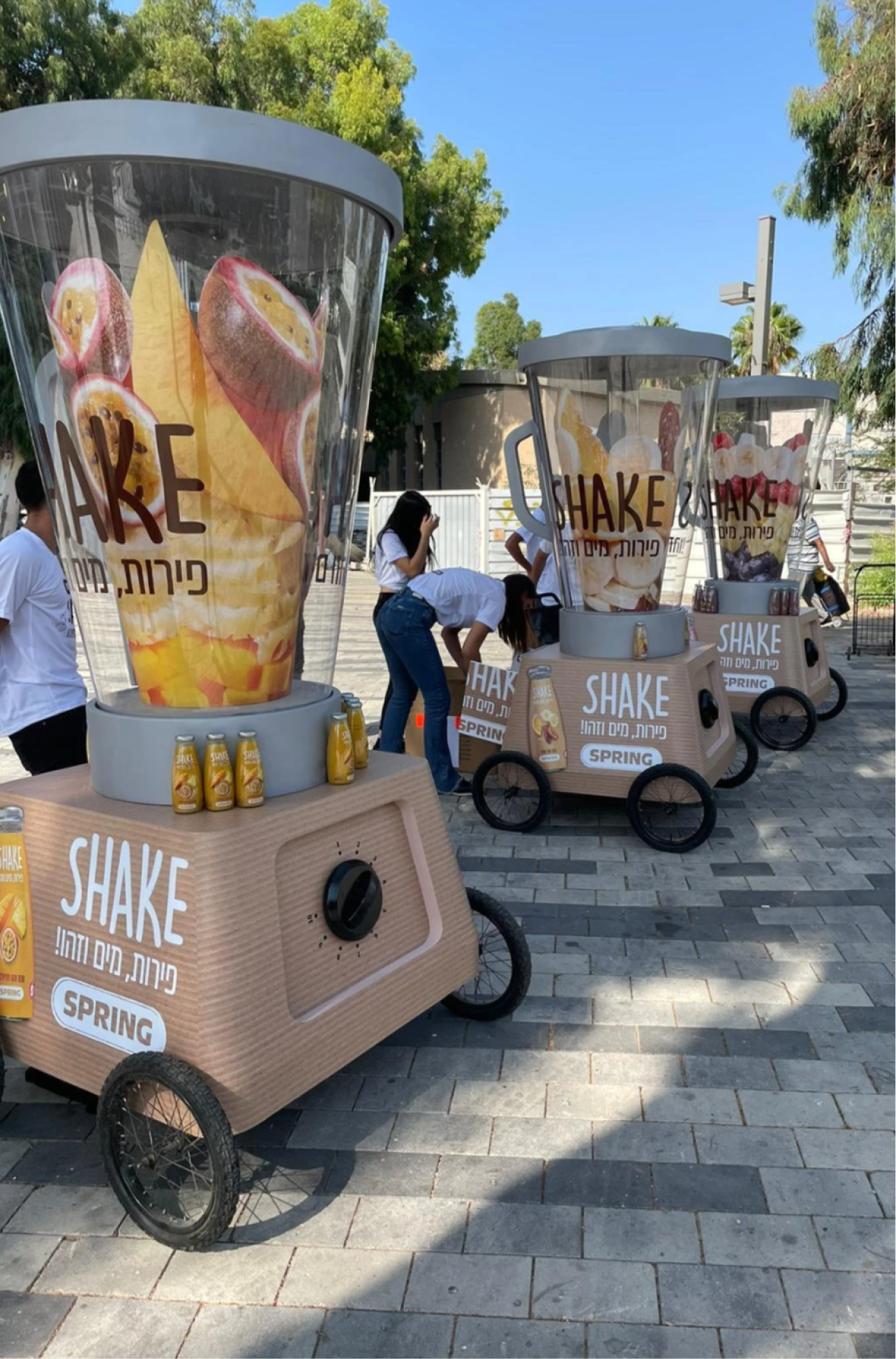 עגלות בצורת בלנדר ענק עם מיתוג ספרינג שייק ברחוב